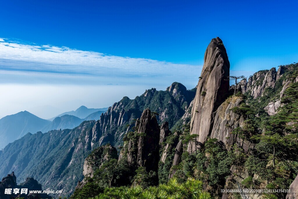 巍峨峻峭的壮丽山峰