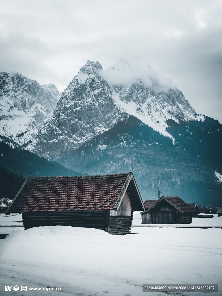 雪覆山间小屋