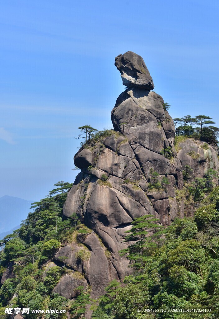 山顶奇石造型独特