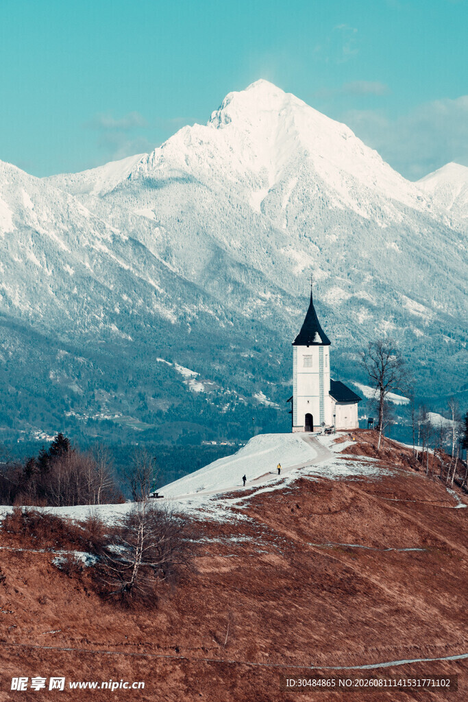 雪山下的建筑美景