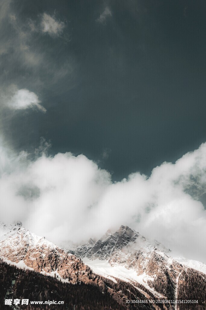 雪山云海壮丽风光