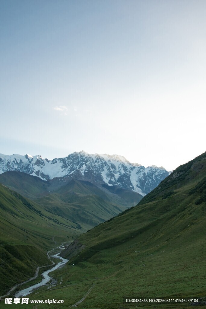 山间溪流伴远处雪山美景