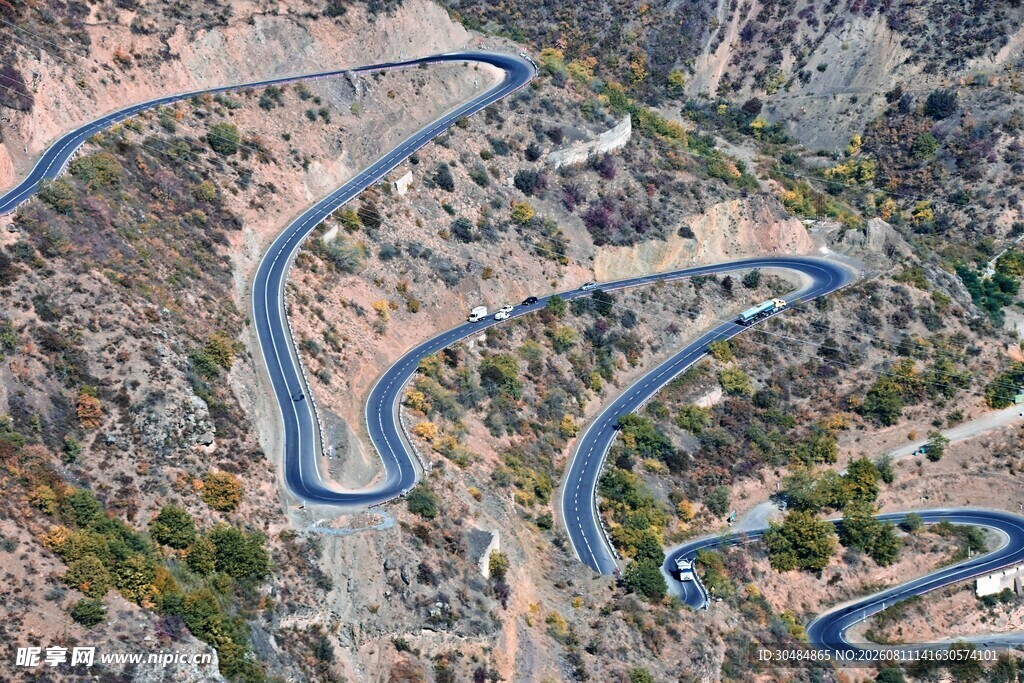 蜿蜒盘旋的山间公路