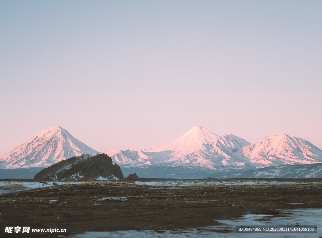 雪山日出美景