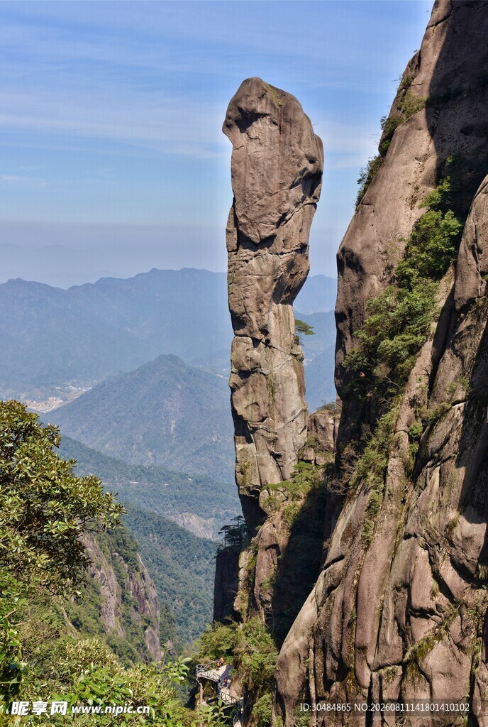 奇峰耸立山间