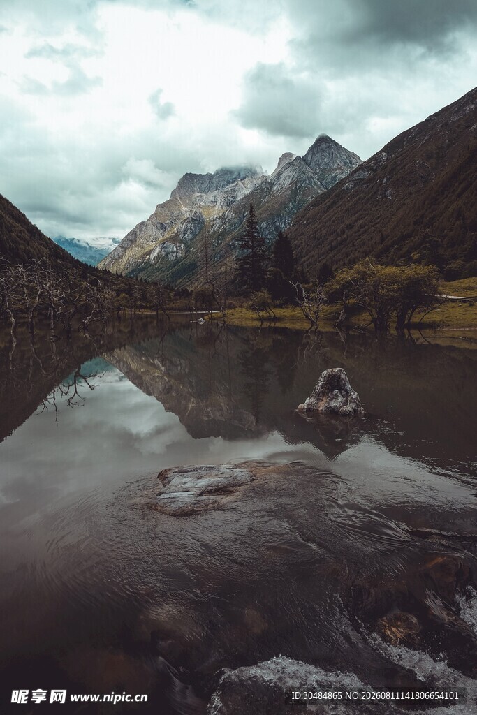 山间静谧湖景
