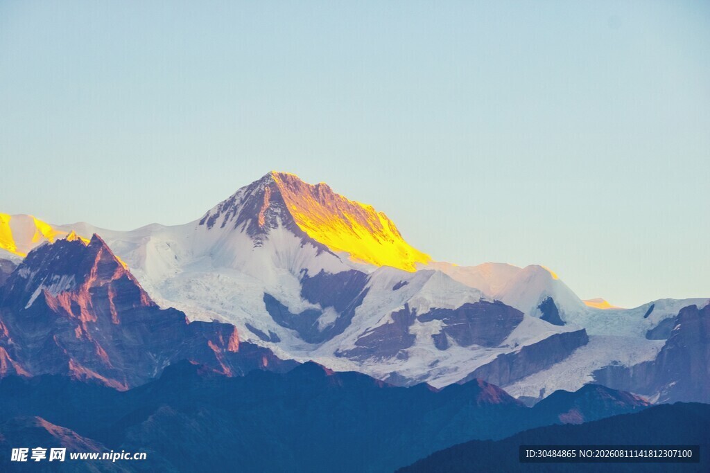 壮丽雪山日出美景
