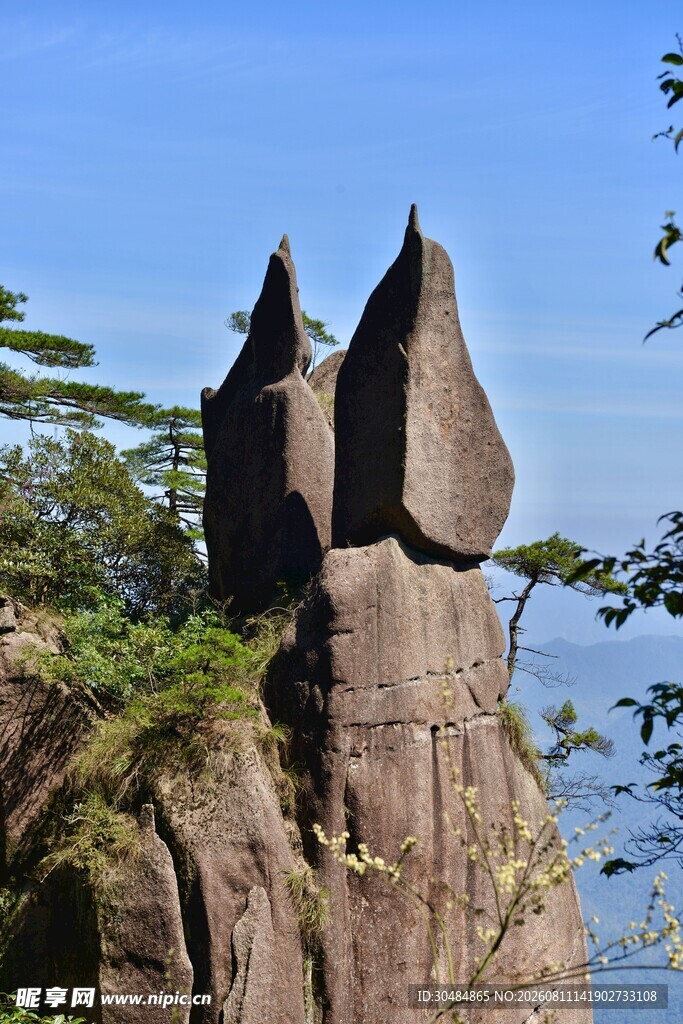奇特双石峰屹立山间