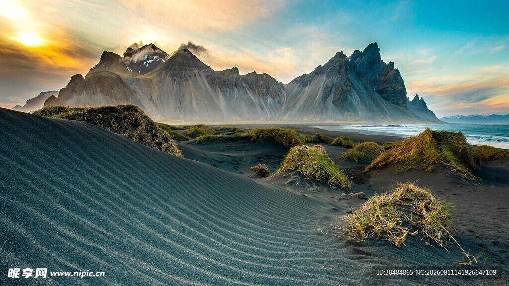 壮丽沙漠与远山的黄昏美景