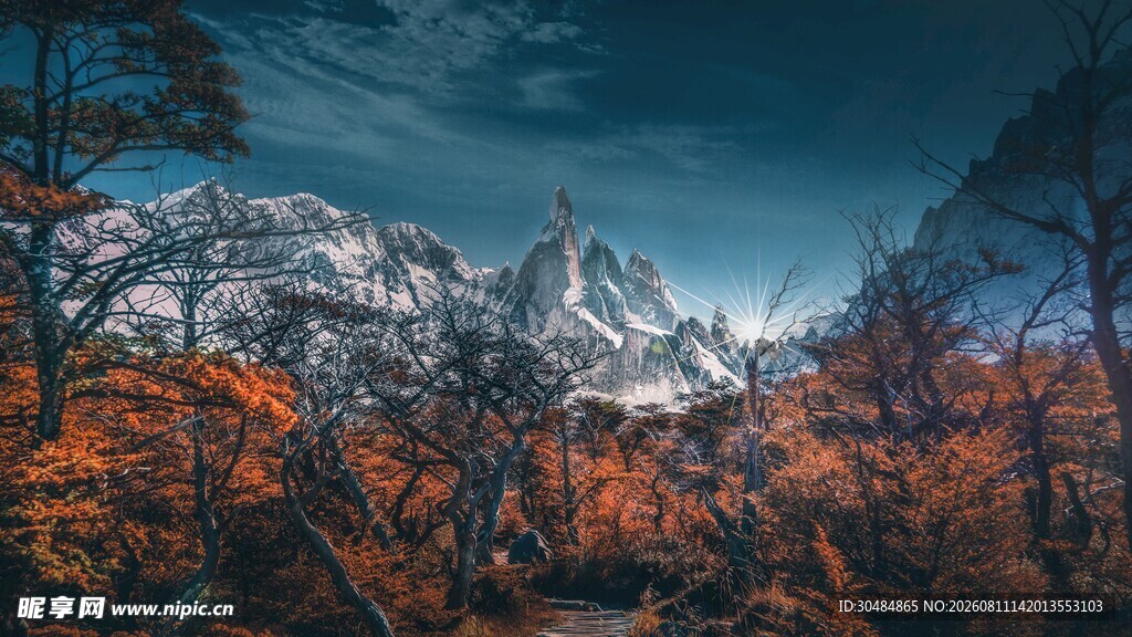 秋日山林中的巍峨雪山