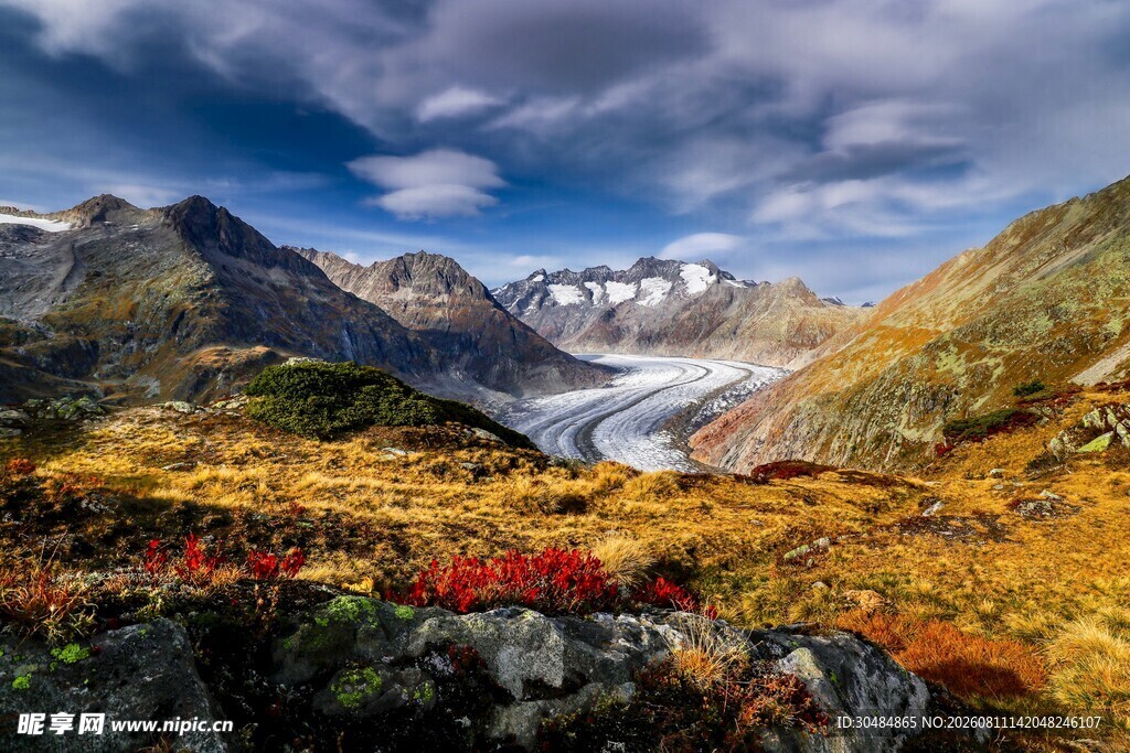 秋日山谷壮丽自然景观
