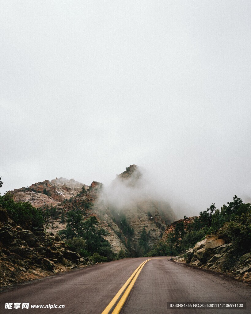 云雾缭绕的山间公路