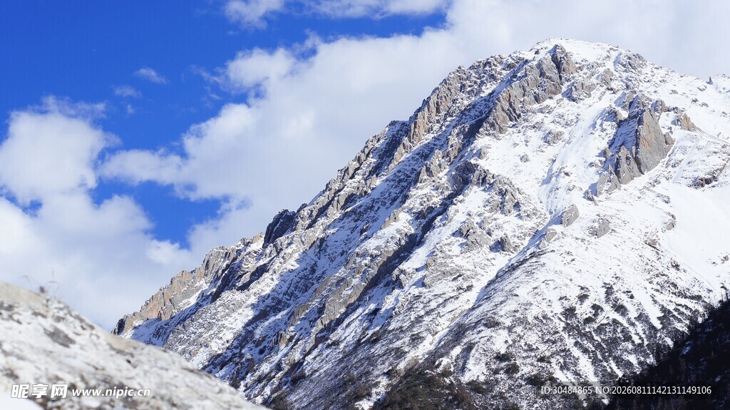 巍峨雪山映蓝天