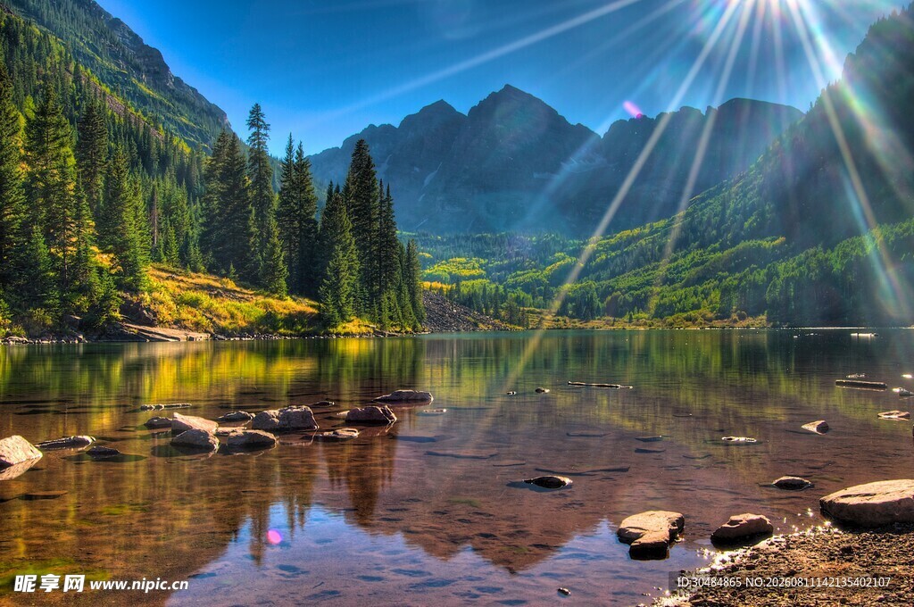 山间湖畔美景