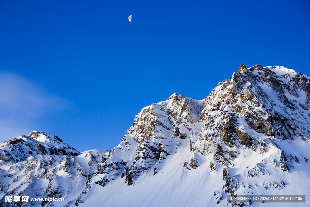 雪山蓝天伴月壮丽美景