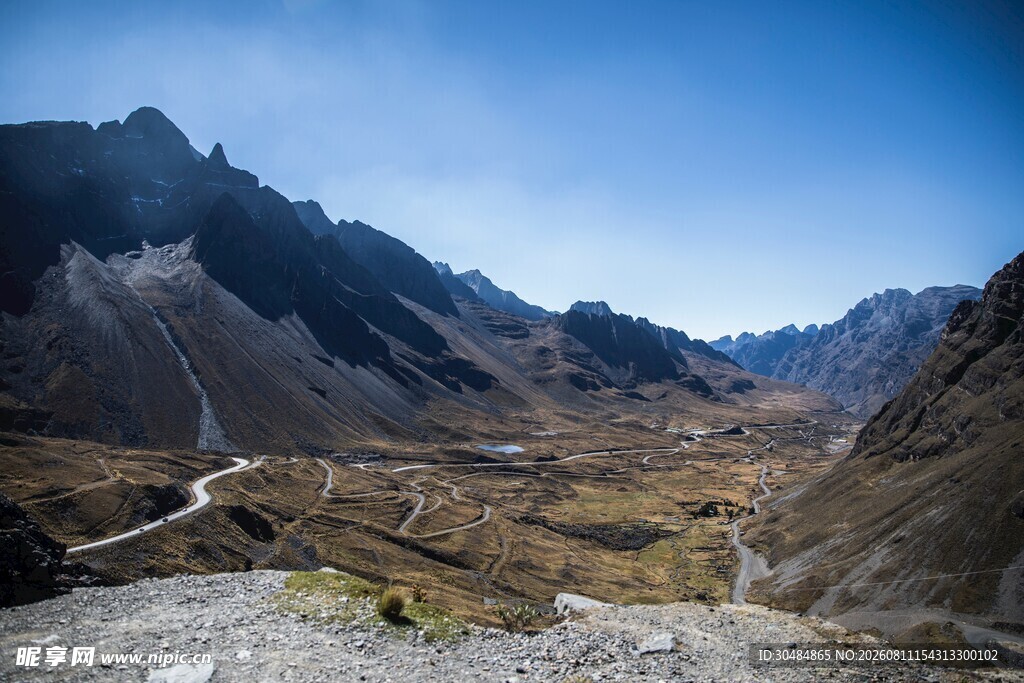 壮丽山谷间的蜿蜒道路