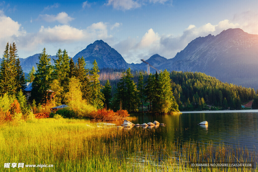 湖畔山林美景