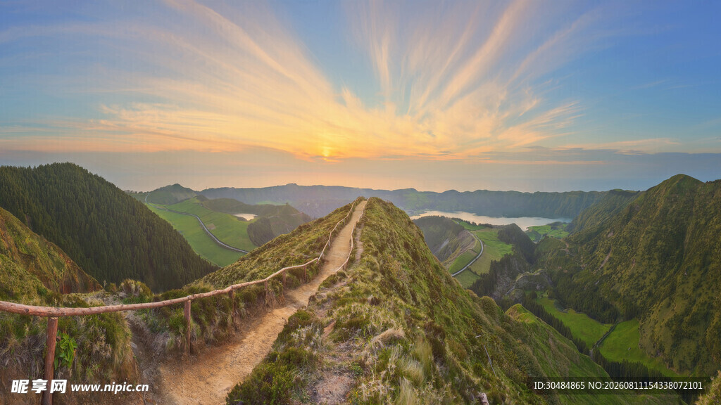山间栈道迎日出美景