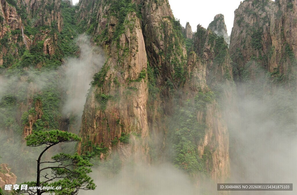 云雾缭绕的壮美山峰景观