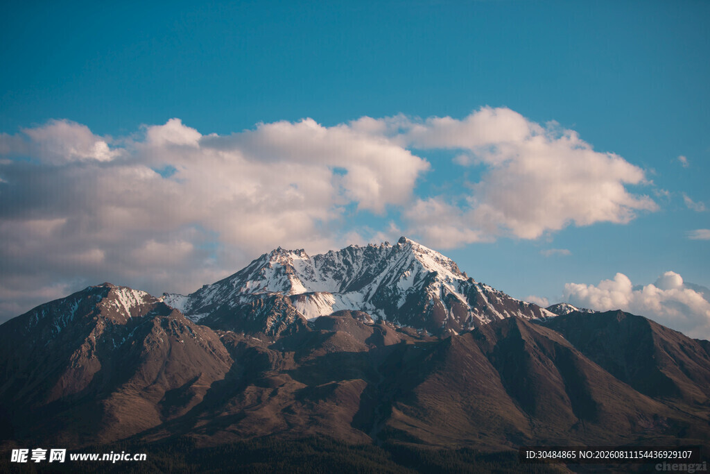 巍峨雪山映蓝天