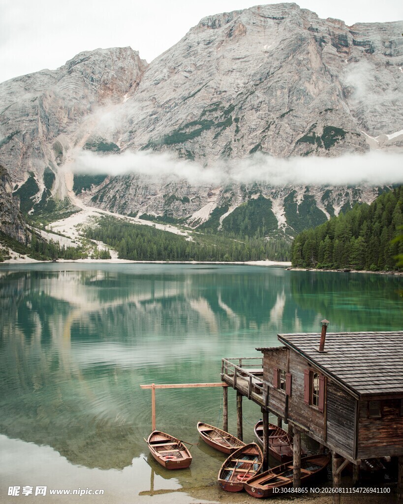 湖畔木屋与山水美景