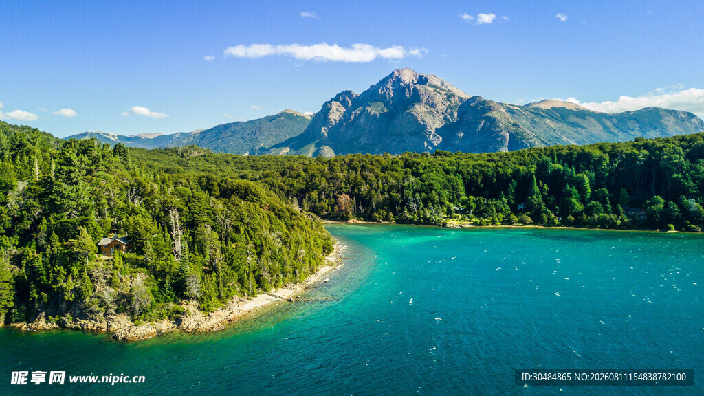 青山环绕的碧蓝湖泊美景