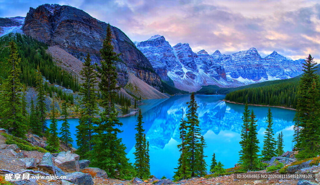 梦幻蓝湖旁的壮丽山景