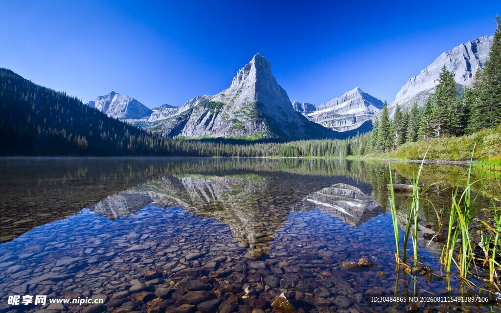 湖畔壮丽山景