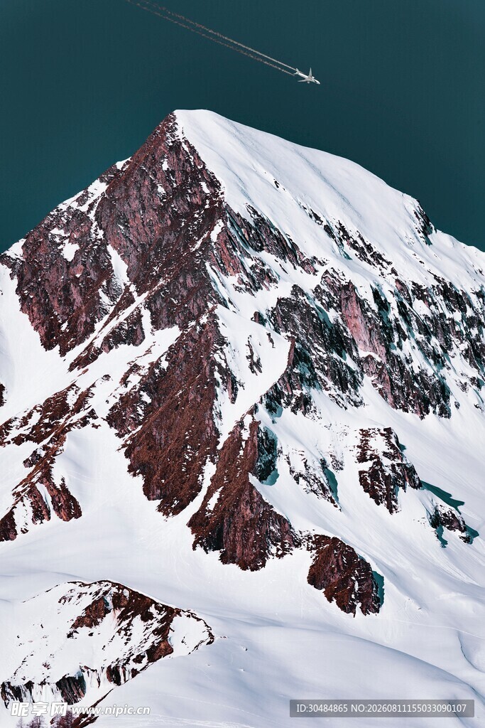 巍峨雪山壮丽景观