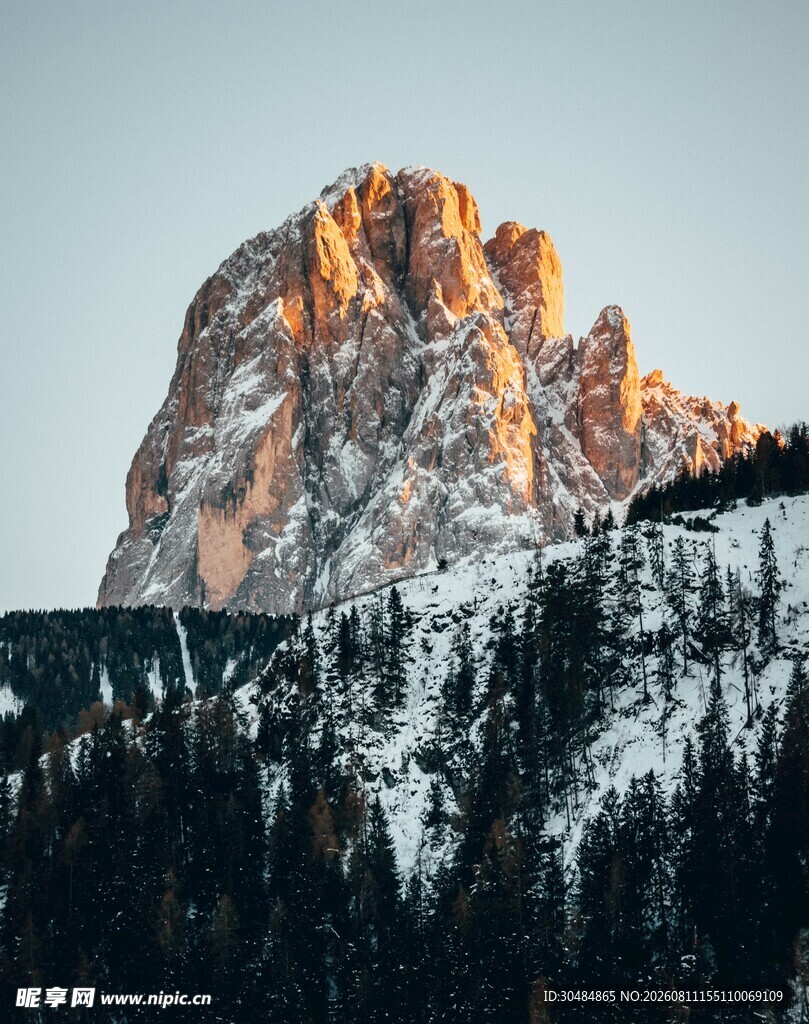 雪山之巅的壮丽美景