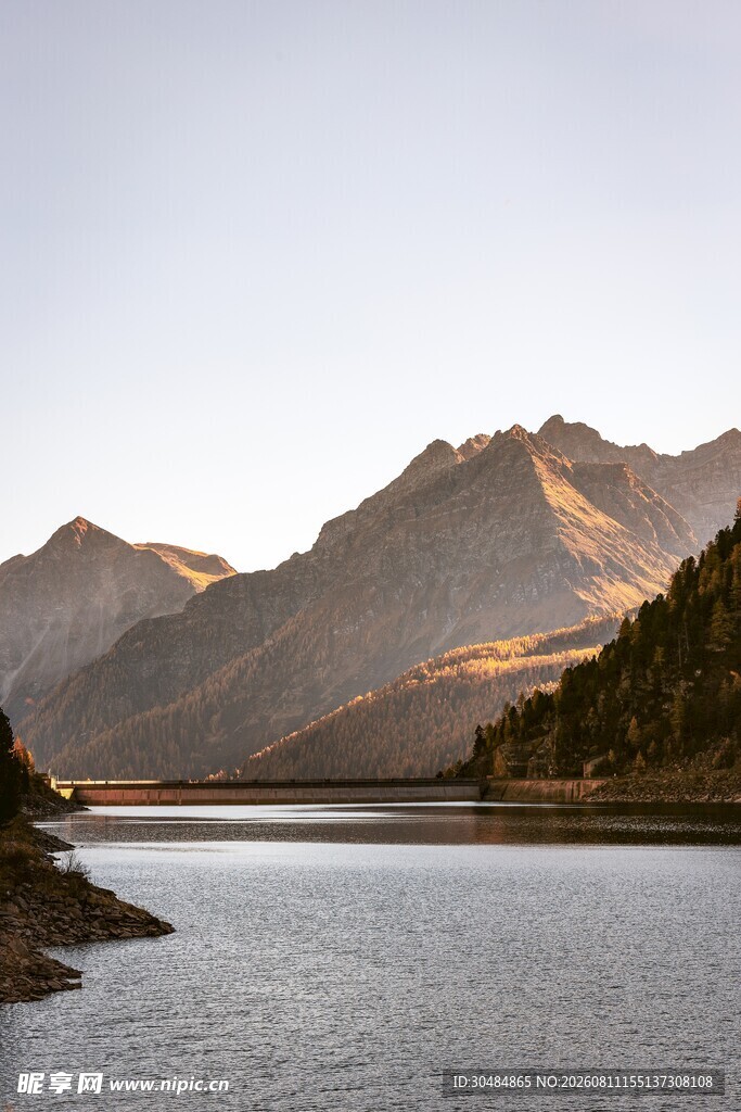 湖畔山峦美景