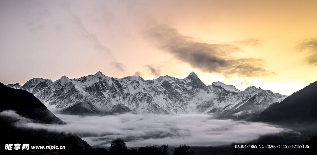 壮丽雪山云海景观