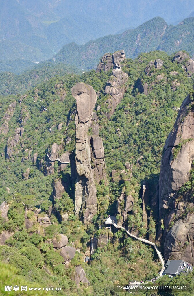 奇峰罗列的壮丽山间景观