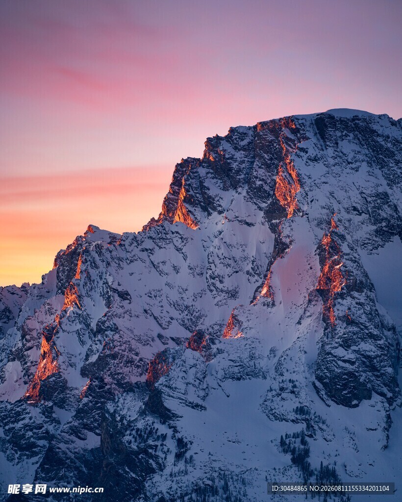 雪山日落美景