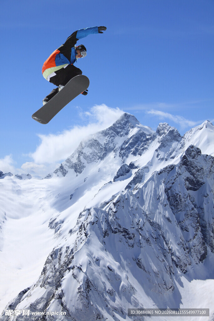 高山滑雪者空中炫酷一跃