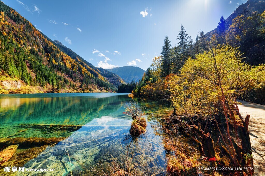 梦幻山水间的澄澈湖泊