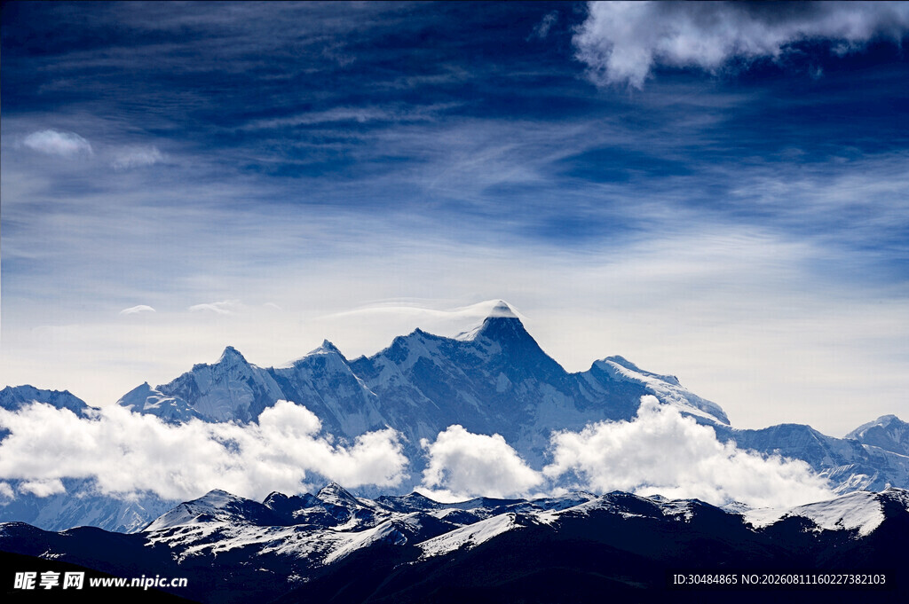 壮丽雪山云海景观