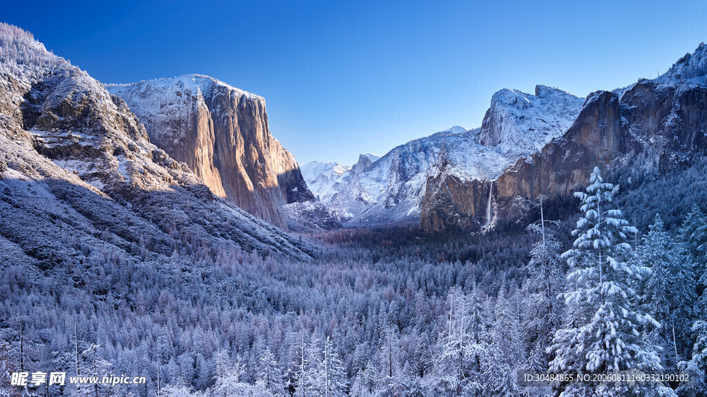 雪覆山谷的壮丽山景