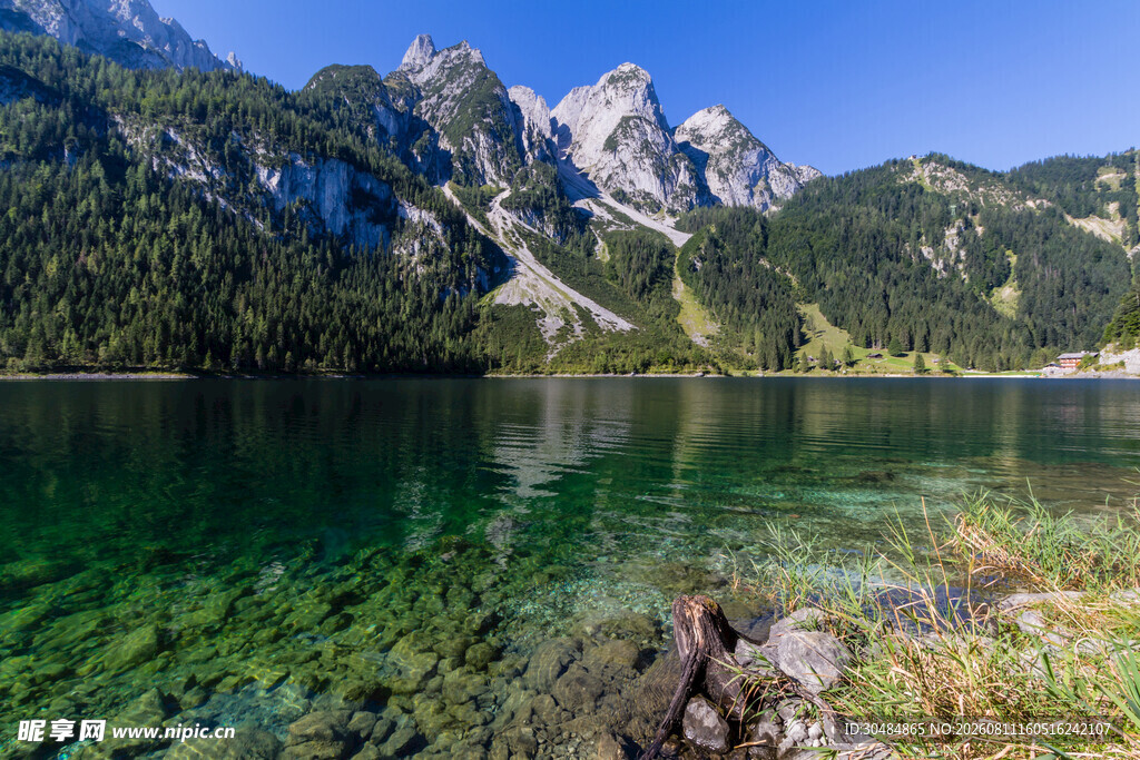 高山碧湖美景