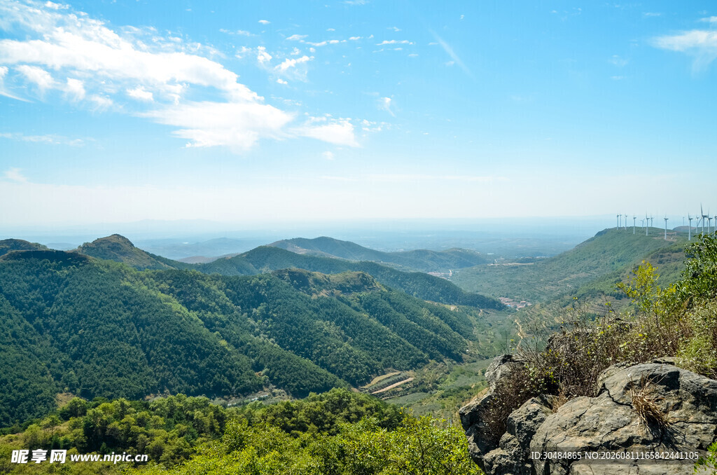 山峦叠翠的壮美自然景观