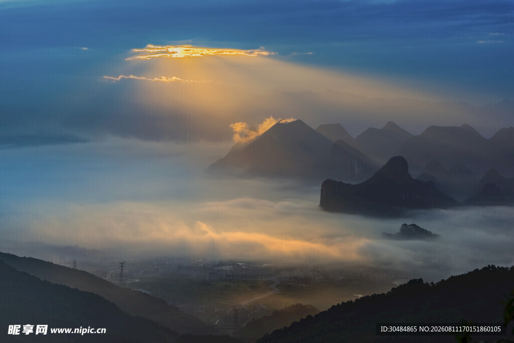 日出云海间的壮丽山景