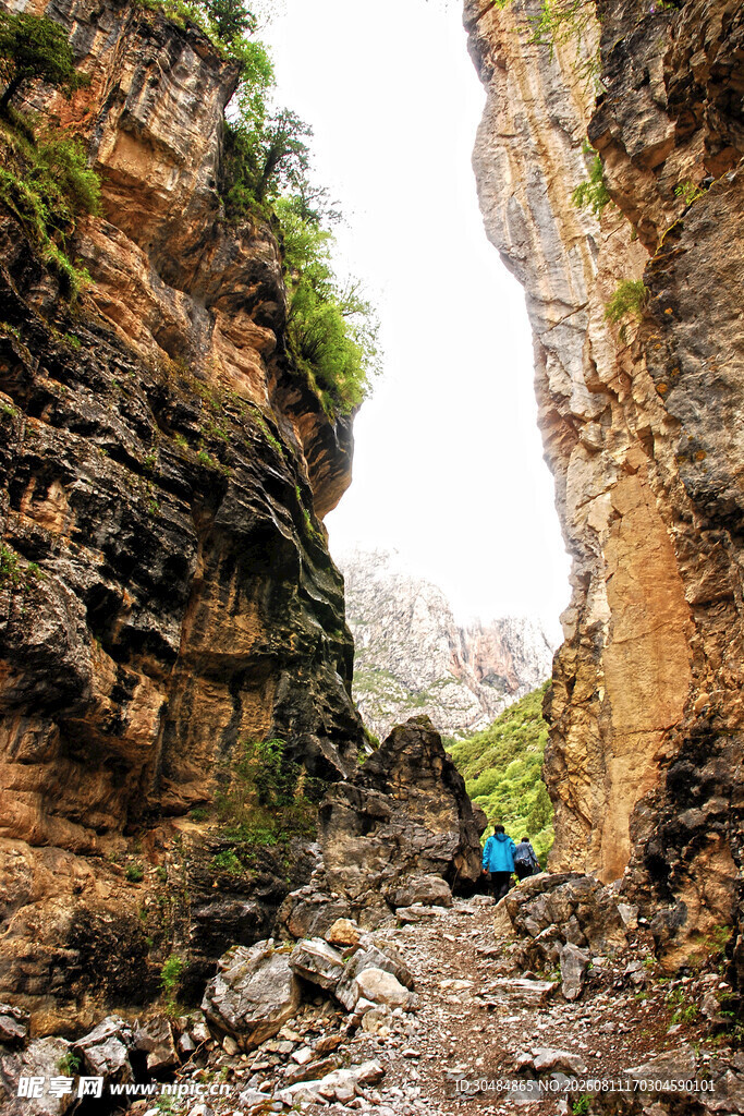 峡谷徒步者穿行嶙峋山石间