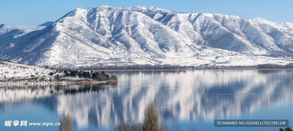 雪山倒映在平静湖面上
