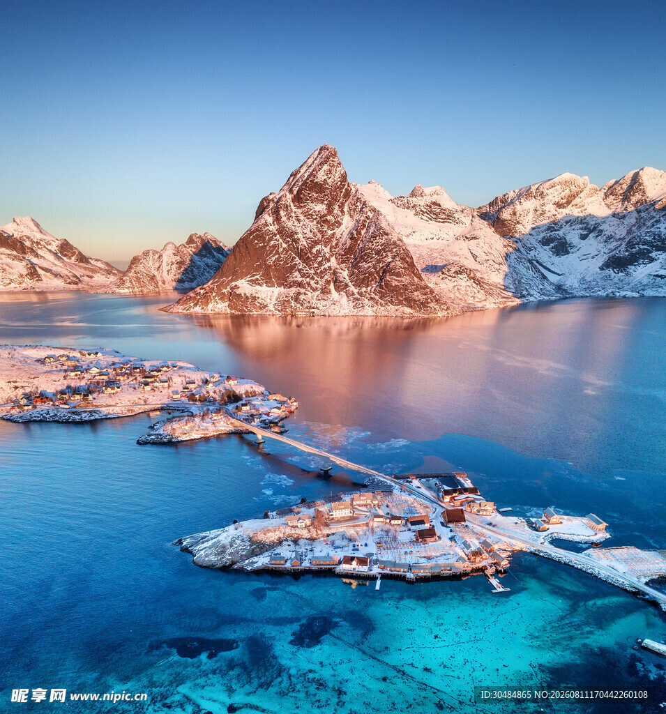 北极圈绝美冰雪山海景观
