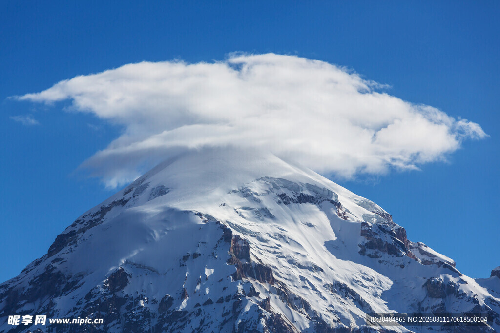 巍峨雪山与云端壮丽景观