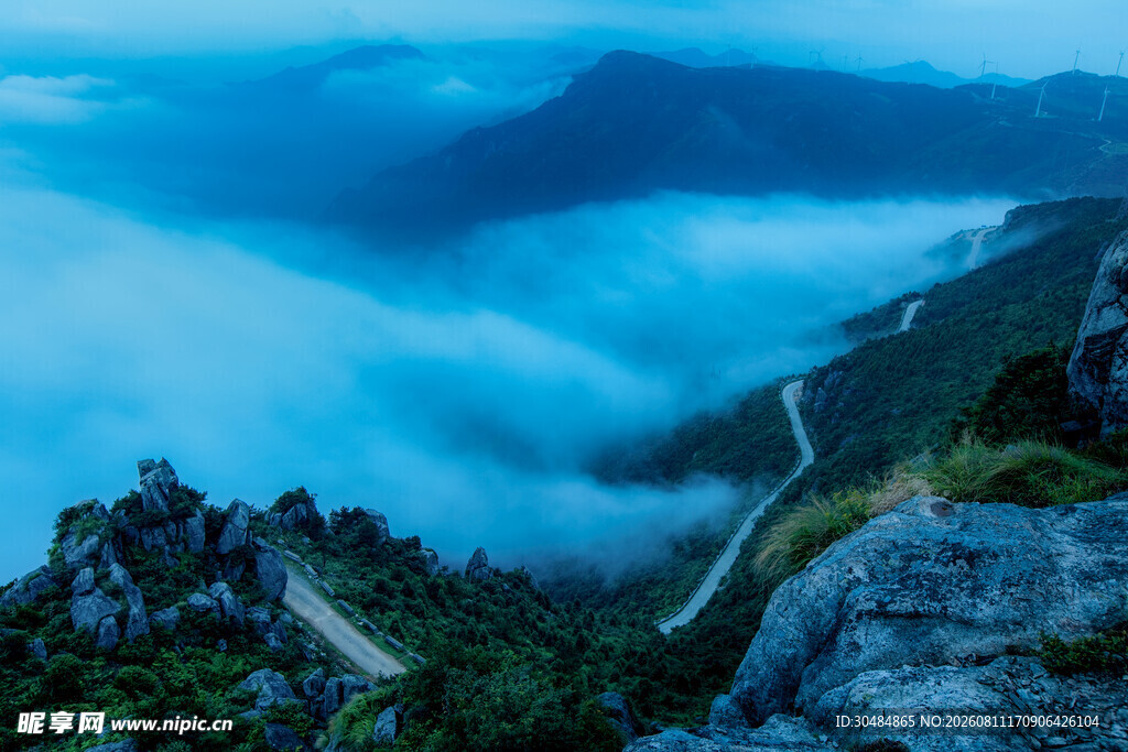 云雾缭绕的壮美山峦景色