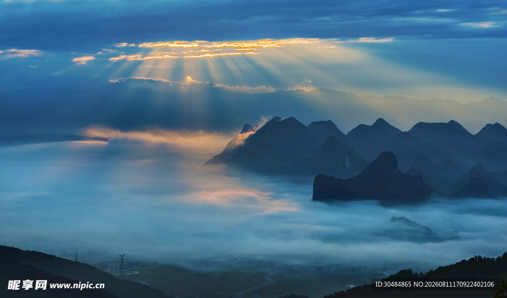 山间晨雾中的壮丽日出