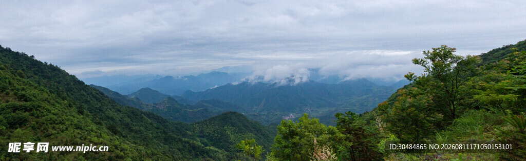 山间云雾缭绕的秀丽景致