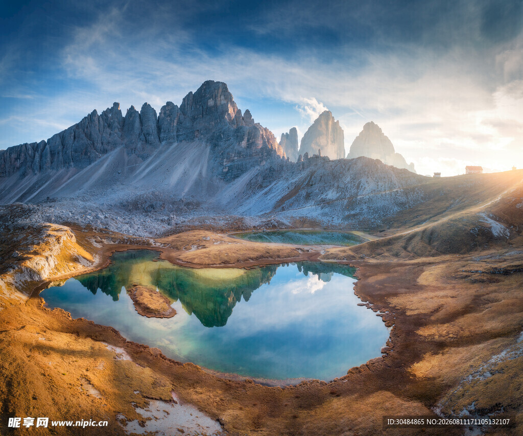 山间湖泊与壮丽山峰美景