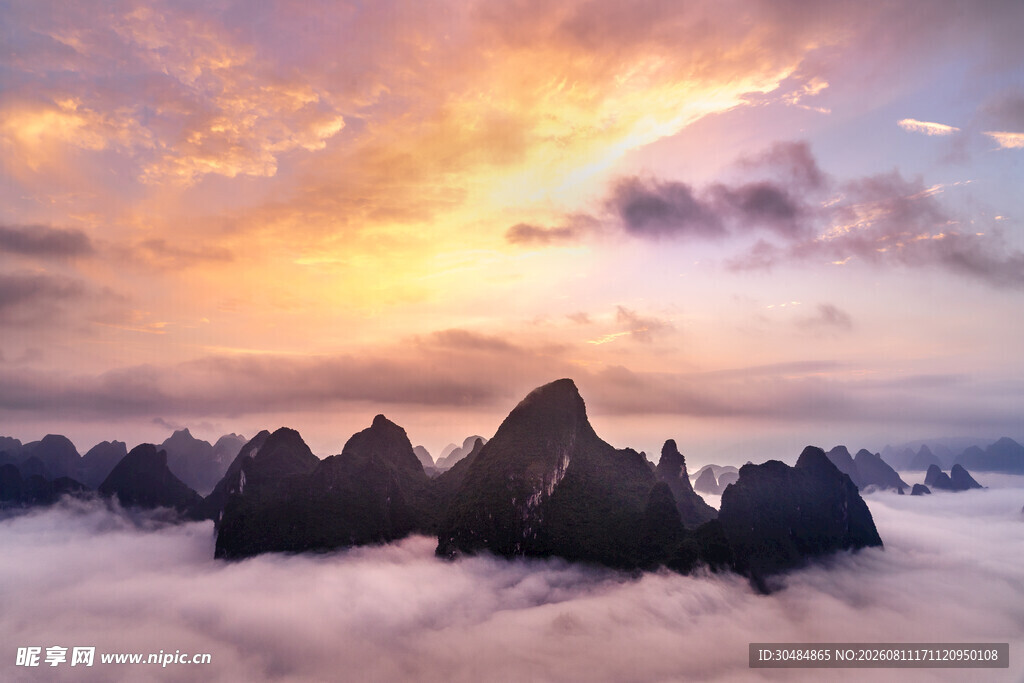 云海中的壮丽山峦日出